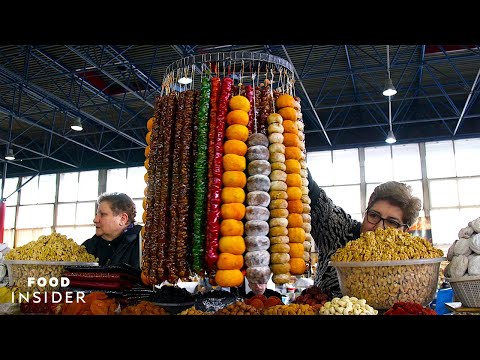 アルメニアのグミシューカでは、おいしいドライフルーツやスパイス、ラヴァーシュを販売しています。 (Armenia's Gumi Shuka Sells Delicious Dried Fruit, Spices, And Lavash)