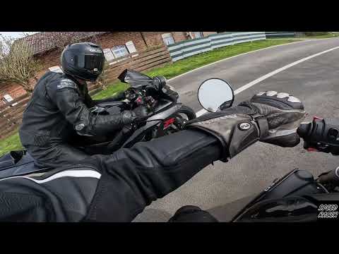 Triumph Speed Triple 1050 vs Suzuki GSXR 600 K7