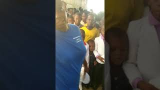 preview picture of video 'Mission trip to Haiti. Give out back pack to Haitian children's'