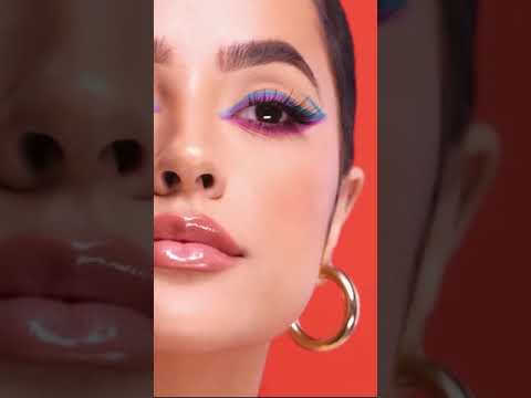 Becky G en un nuevo video promocional para su marca de maquillaje "Treslúce Beauty"