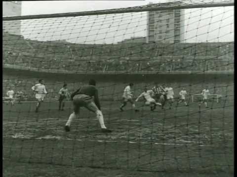 1960-61: Gol de Griffa al R. Madrid .