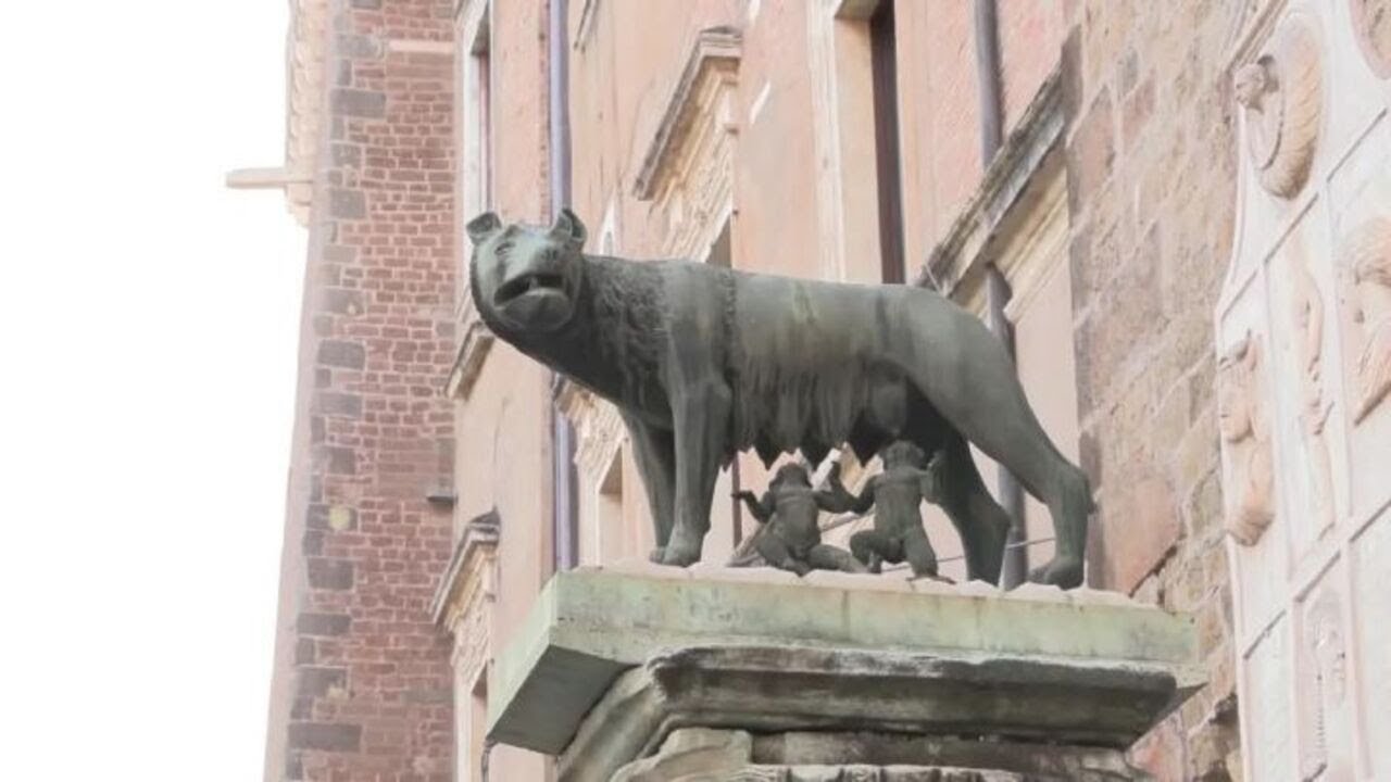 Carlo Verdone riceve fascia tricolore da Gualtieri, sindaco per un giorno nel suo 75esimo compleanno