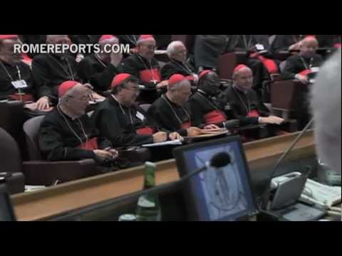 Sede Vacante: el camarlengo, al frente; los cardenales,convocados