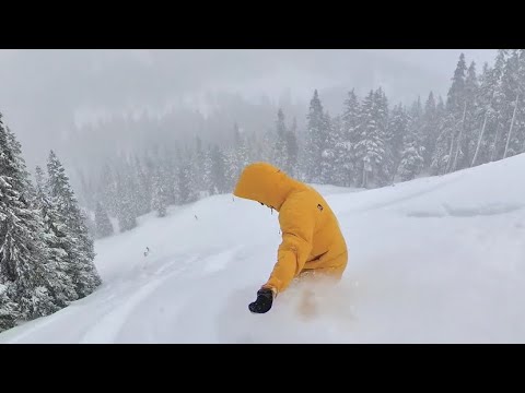 S3ep6 - POWDER DAY Stevens Pass WA snowboarding 2022 Front Side