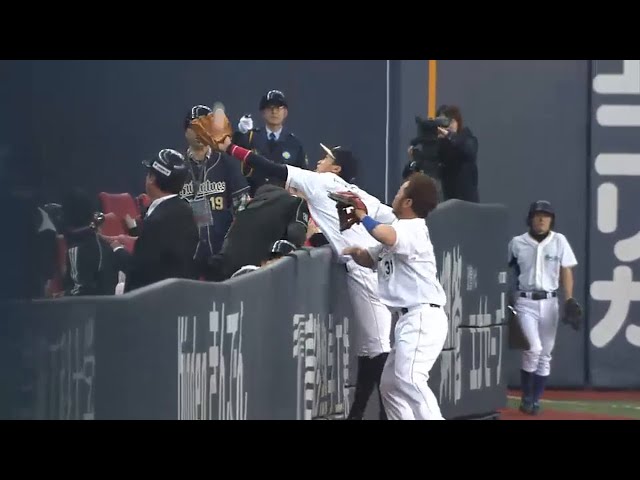 【2回表】バファローズ・安達がシートに身を乗り出してナイスキャッチ!! 2015/4/9 Bs-M
