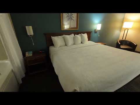 Wyndham Baymont by  suit with hot tub Bartonsville Poconos room tour