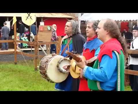 &nbsp;«Les Ménestrels de Mordini», σύγχρονο μουσικό σχήμα μενεστρέλων&nbsp;σε μεσαιωνική γιορτή στο κάστρο του Fernelmont (Noville-Les-Bois, Βέλγιο, 2016).