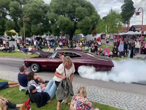 Axl Rose lookalike Burnout on Classic Car Week in Rättvik 2022. Awesome!