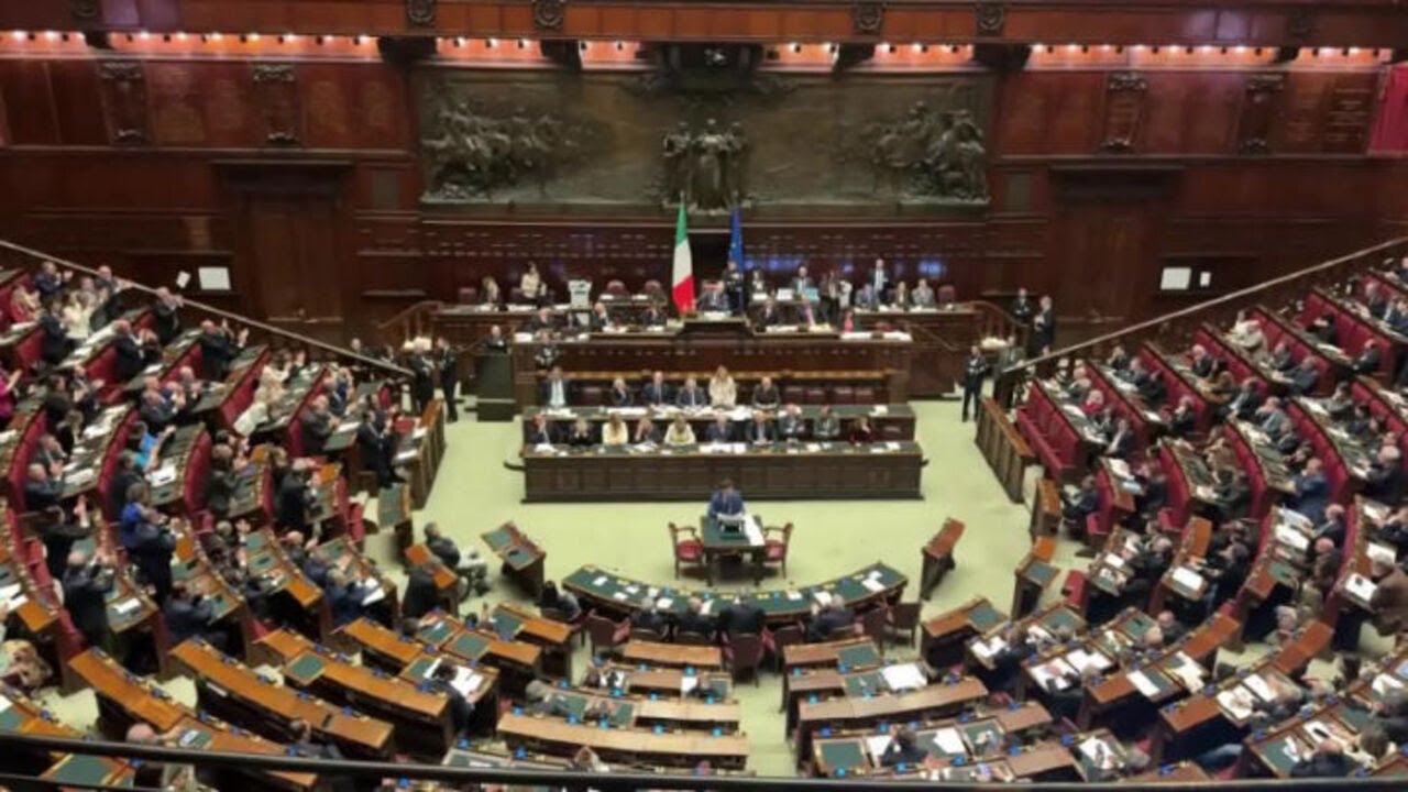 Tutta la sequenza della bagarre in Aula durante l’intervento di Meloni