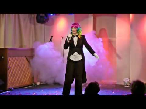 Anna Aliena mit dem "Nomi Song"