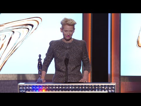 2016 CFDA FASHION AWARDS: Tilda Swinton Reads out Letter to David Bowie
