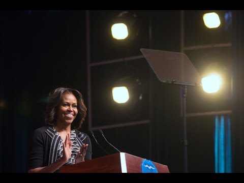 中国・成都の7番学校で教育について語るファーストレディ (The First Lady Speaks on Education at Number 7 School in Chengdu, China)