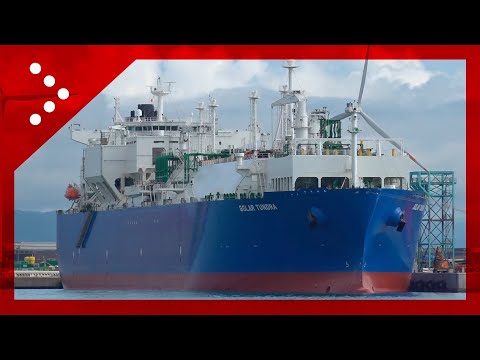 Piombino, il rigassificatore ormeggiato alla darsena nord del porto