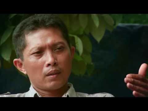 THE LOOK OF SILENCE [Clip] "Fitting" - In theaters this summer