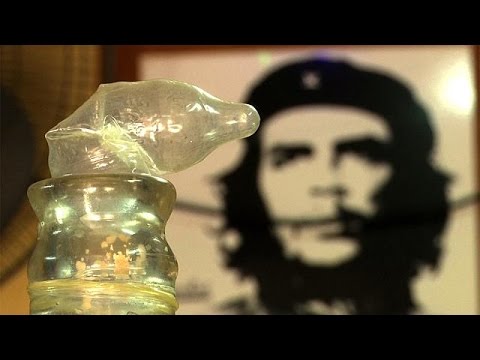 Óvszert használ borkészítéshez egy kubai férfi