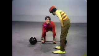 Classic Sesame Street - Heavy and Light (Luis and David)