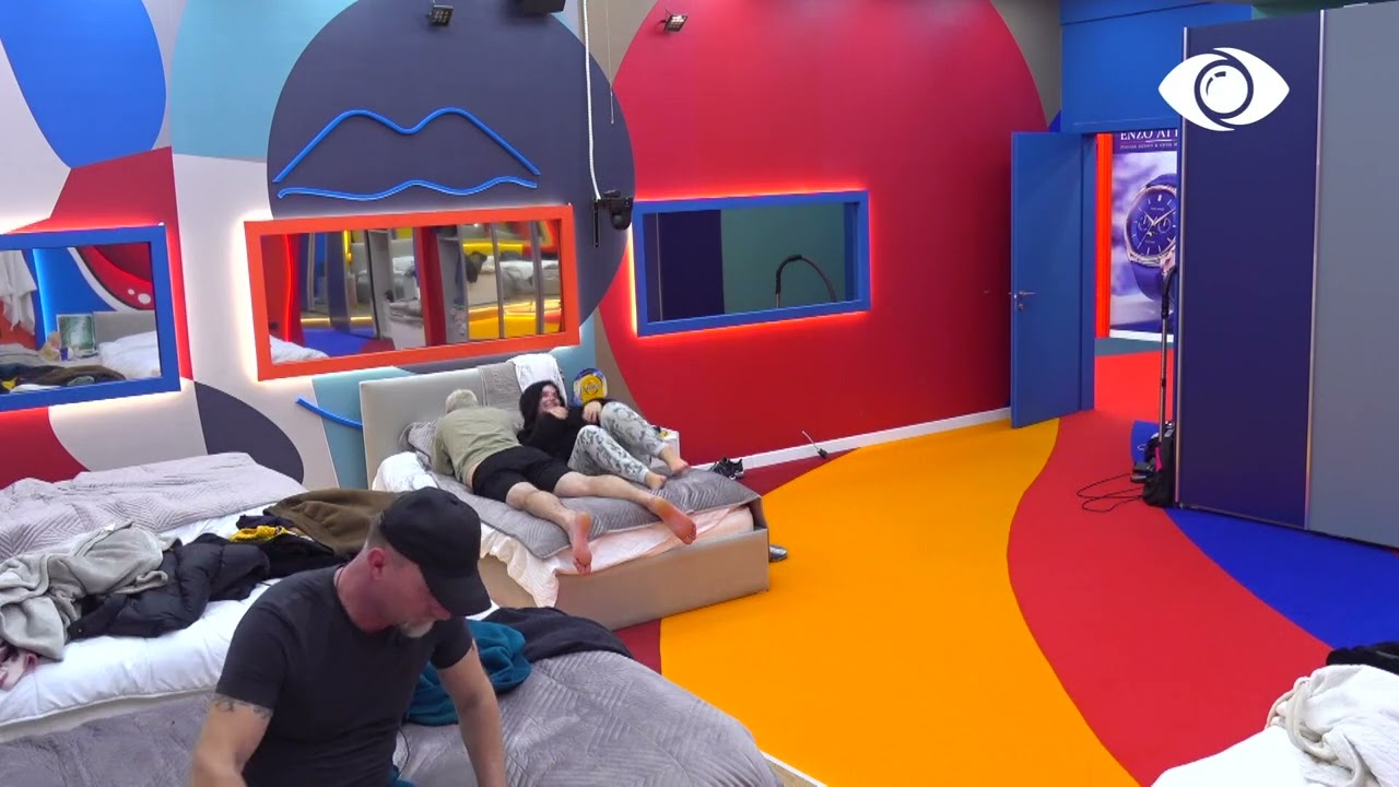 Tea flet me Luizin: Kristi po i vardiset Kiarës