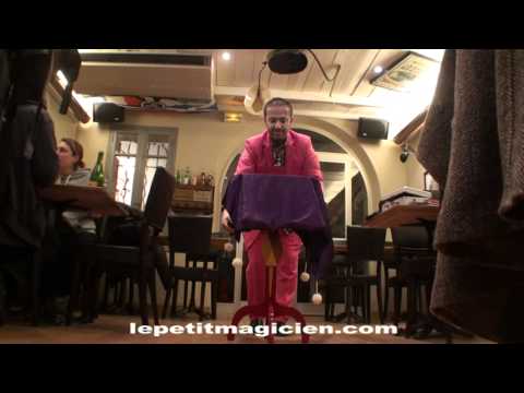 Voir la vidéo de la Table Volante - Floating Table - Chandelier + Gravity Boxe