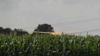 preview picture of video 'Glider lands in cornfield'