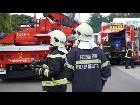 [Brandeinsatz + Menschenrettung] Einsatzübung der Feuerwehr und des Roten Kreuzes Wiener Neustadt