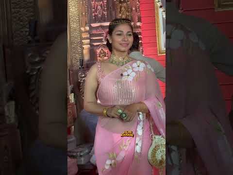 Tanishaa Mukerji arrives with grace and devotion at the Durga  Puja pandal.😍😍#Tanishaamukerji