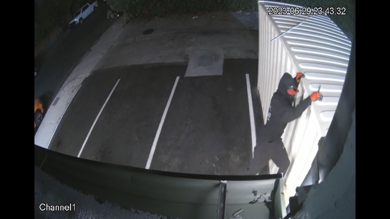 Thieves escape with $500,000 worth of rare wines from Venice shop