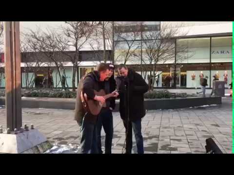 Straatmuzikanten voor twee minuten