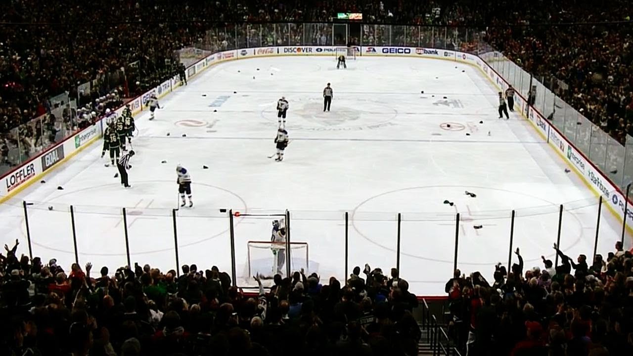 Vidéo:  Eric Staal a voulu rendre hommage à son frère...Les fans sont SAOULS!!!!