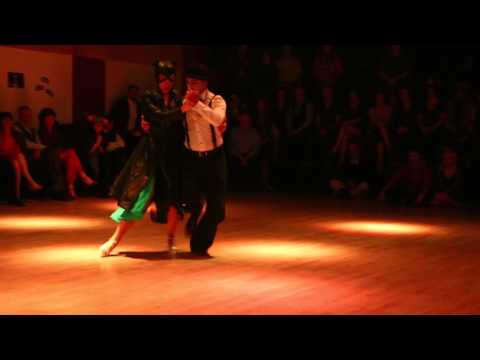  Analia Vega  and  Marcelo Varela  are  dancing  to  "  Y Todavia Te Quiero  "  by  Juan D'Arienzo