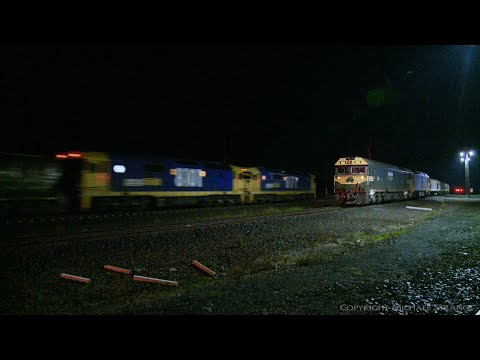 1QK5 & 2KQ5 Grain Trains Cross At Night (30/6/2020) - PoathTV Australian Railways