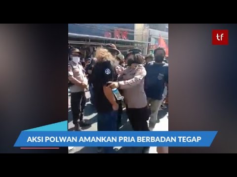 Female police officers confront men wearing hats, 3 motions during demonstration by NTT Governor ...
