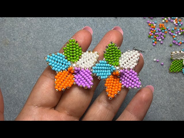 Vídeo relacionado con 2 Pares de Pendientes de Flores de Cinco Pétalos y Bolas - Blancos y Dorados para Mujer