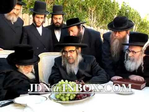 Satmar Rebbe R' Aharon Visits Skulener Rebbe In Palm Springs Teves 5770
