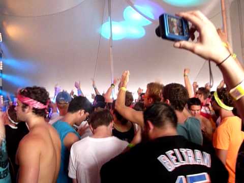 Arty drops Tiesto's Adagio for Strings at Electric Zoo 2011
