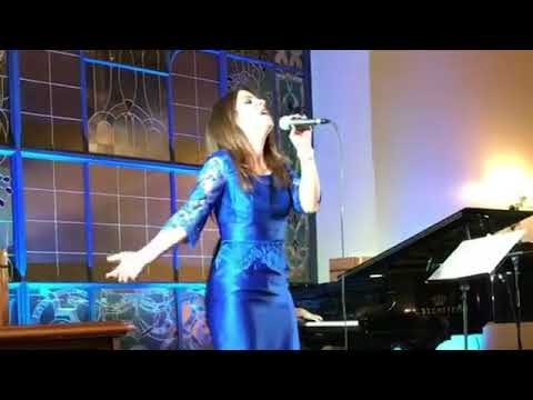 Masha en Moscu en duo con una pianista, gran hotel Metropol
