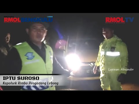 Petugas, Warga Dan Alber Berjibaku Singkirkan Material Longsor