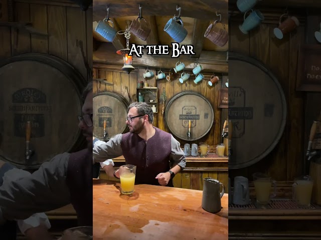 Vídeo relacionado con The Lord of the Rings Green Dragon Tavern Camiseta