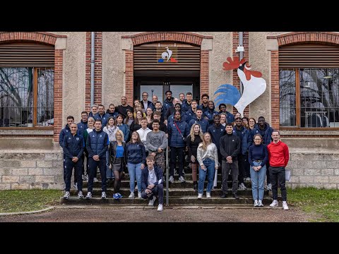 Joueurs et staff pros à l'usine du Coq Sportif
