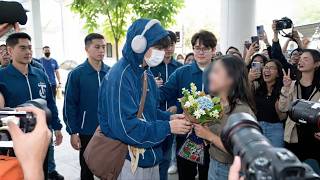 Download lagu Wow, Crazy! BTS's V Receives a Surprise from Fans Upon Arrival at the Airport! ✈️💜 mp3