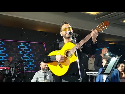 شاهد مصطفي قمر و هو بيغني اغنية بسلم عليك و هو بيعلب بالجيتار علي المسرح