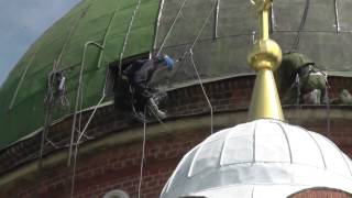 preview picture of video 'Покраска куполов на Александровской церкви'
