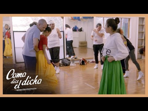 Natalia nota que su profesor se comporta extraño | Como dice el dicho 1/5 | Quien calla