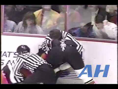 NHL Jan. 11, 1990 Craig Berube,PHI v Dirk Graham,CHI Philadelphia Flyers Chicago Blackhawks
