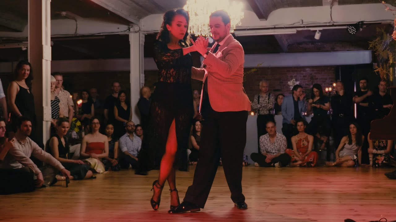 Video thumbnail for Magdalena Myszka & Rava Azeredo da Silveira - Si supiera que la extraño - Juan D'Arienzo - 3/3