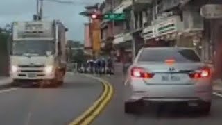 護衛車在後面阻擋用路人，自行車隊暢行無阻（闖紅燈）