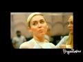 Miley Cyrus imitando a Shakira 