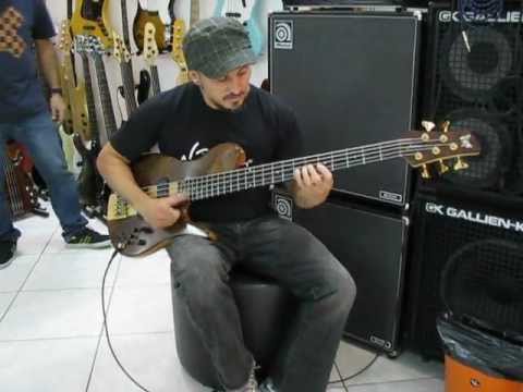 Serginho Carvalho testanto Fodera - Bass Center