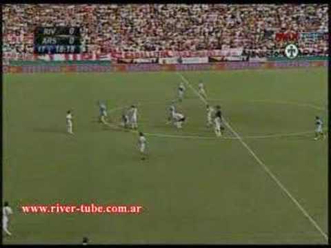 Gambeta de JP Carrizo vs Arsenal. 30/03/08