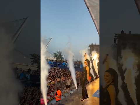 Enisa performs “Disco Cone” at festival 🔥🎤