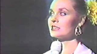 Crystal Gayle - Interview - Help me  make it through the night